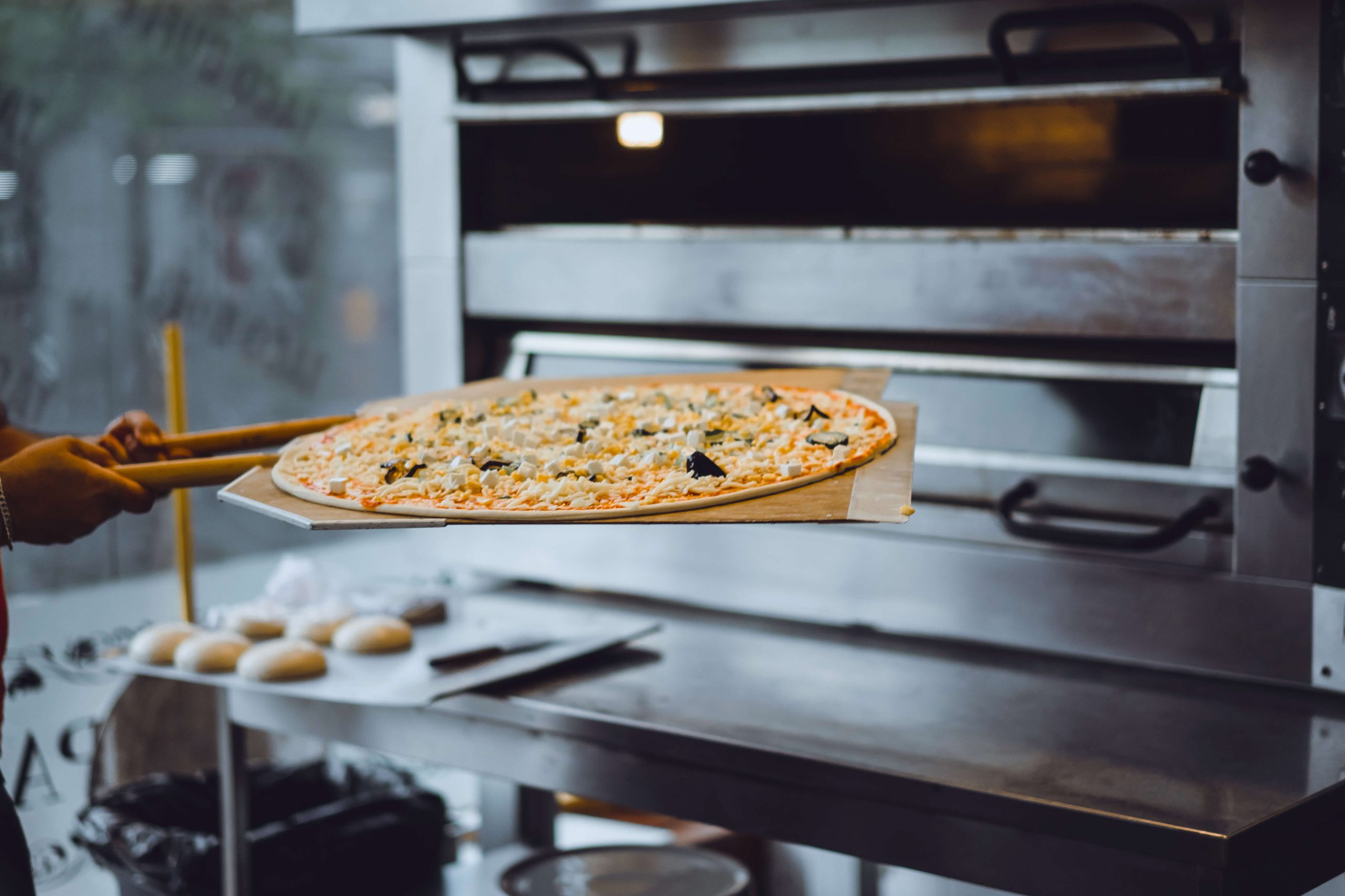 cooking-big-pizza